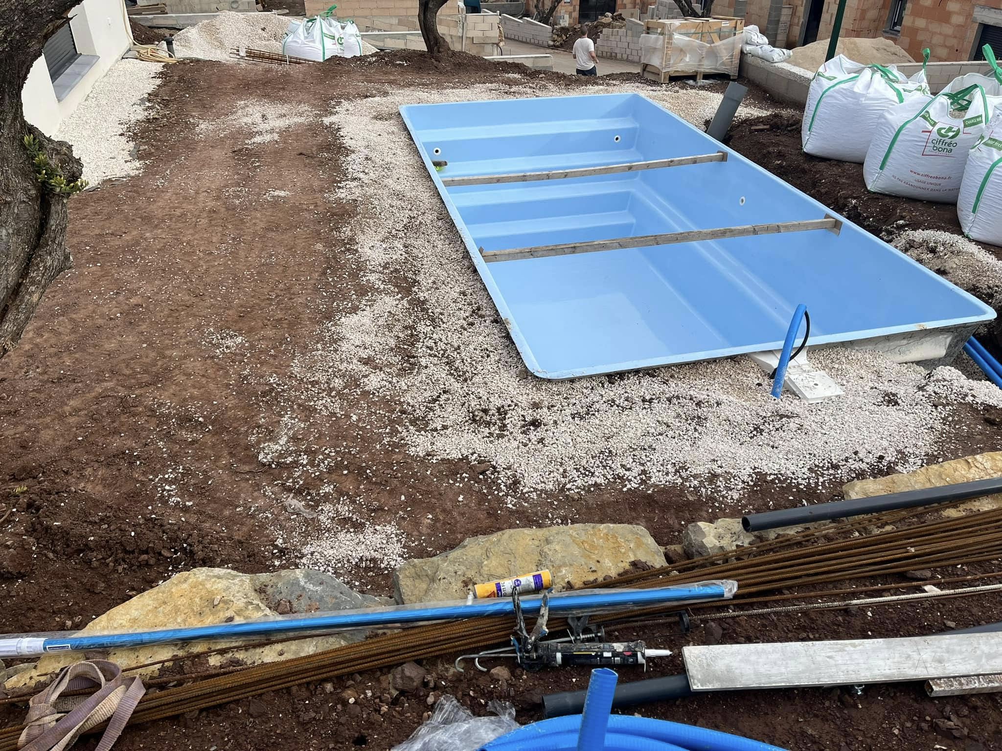 Aménagement paysager autour de la piscine — avant