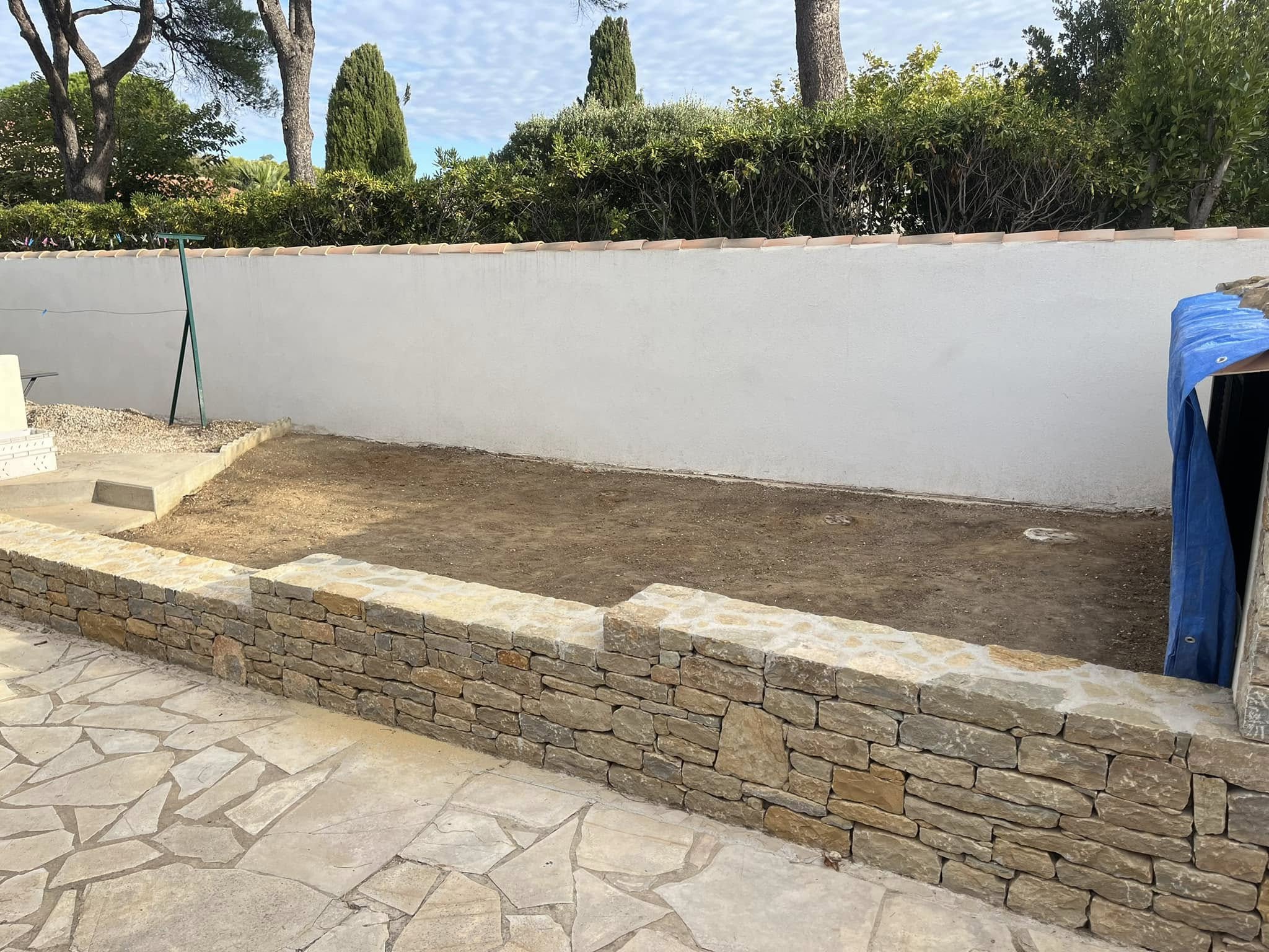 Création d’une jardinière aux accents provençaux — avant