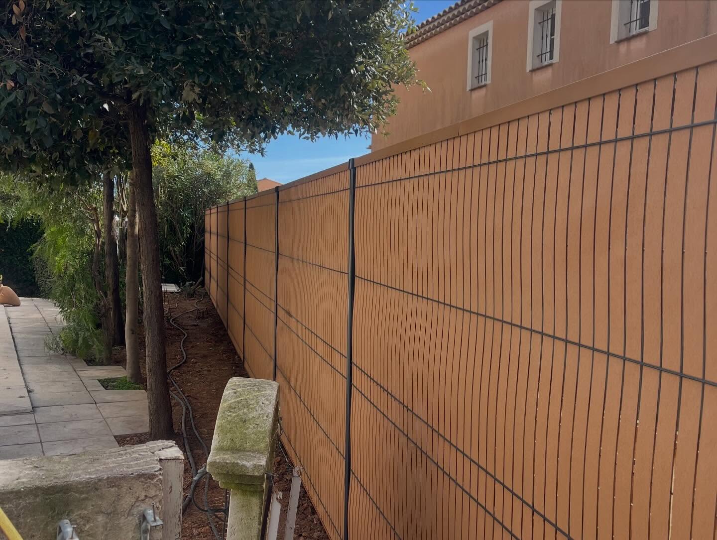 Une clôture soignée pour structurer et préserver l’intimité — après