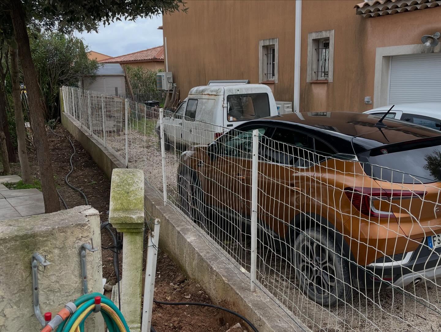 Une clôture soignée pour structurer et préserver l’intimité — avant