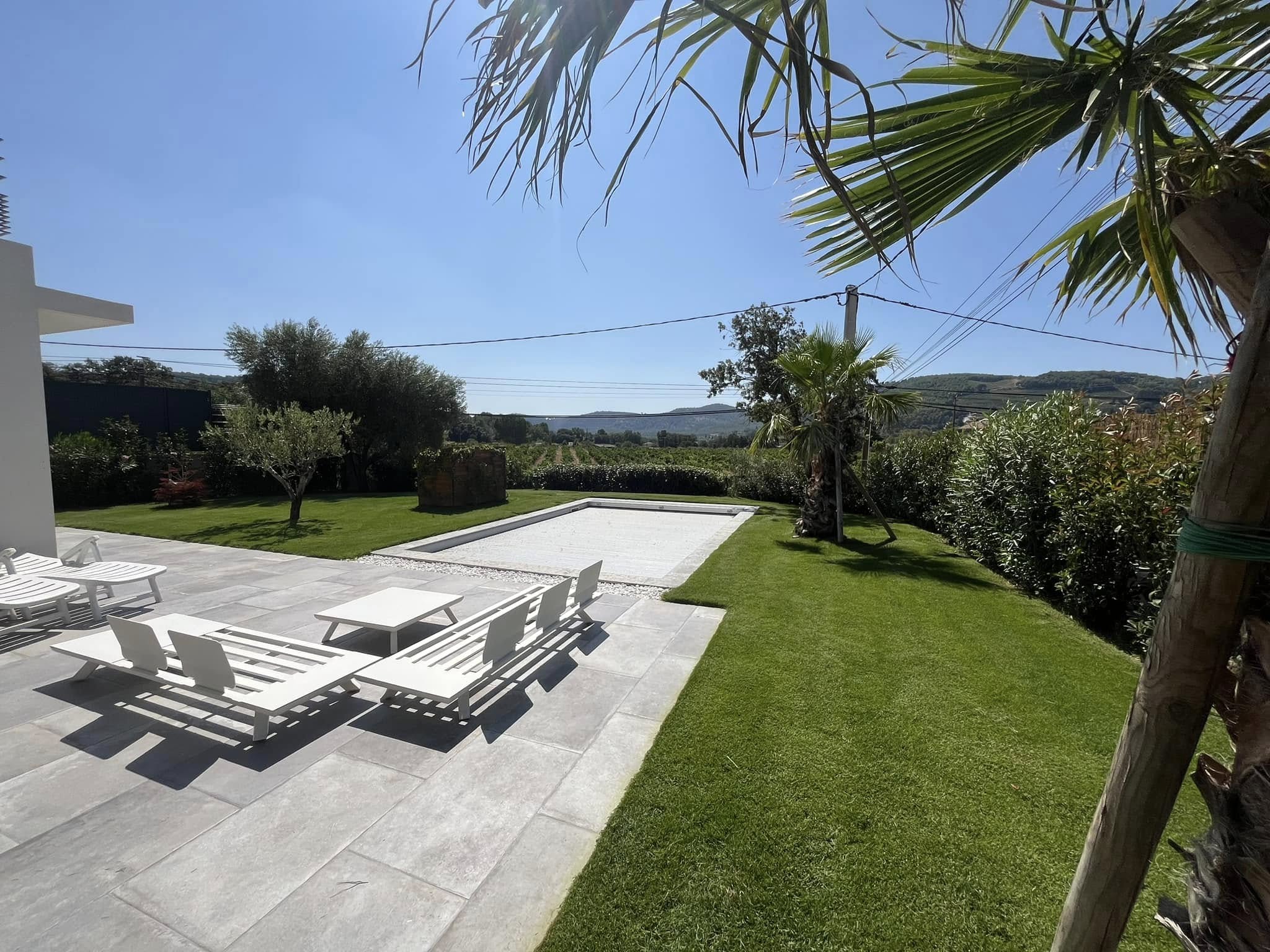 Création d’un nouveau jardin en gazon naturel — après