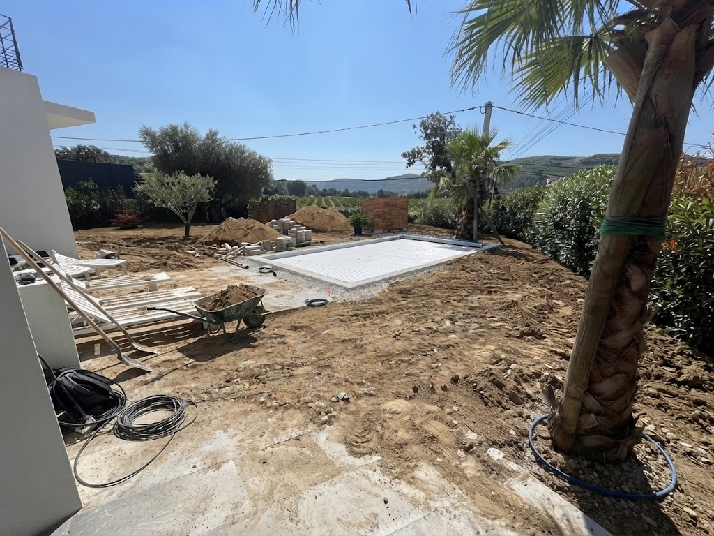 Création d’un nouveau jardin en gazon naturel — avant